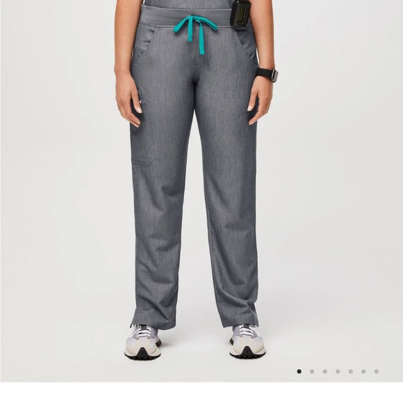 NIP FIGS Petite Kade Cargo Scrub Pant - Picture 2 of 4